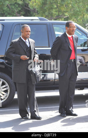 Valutazione Gli ospiti arrivano per il funerale di Michael Clark Duncan presso il municipio di libertà in Forest Lawn Park Los Angeles, California - 10.09.12 Foto Stock