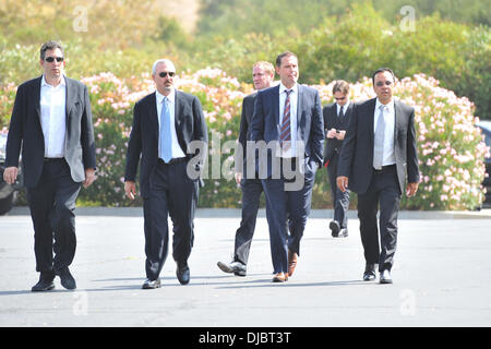 Valutazione Gli ospiti arrivano per il funerale di Michael Clark Duncan presso il municipio di libertà in Forest Lawn Park Los Angeles, California - 10.09.12 Foto Stock