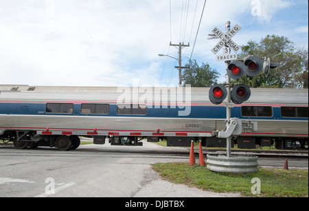 Passeggeri Amtrak treno passa passaggio a livello DeLand Florida USA Foto Stock