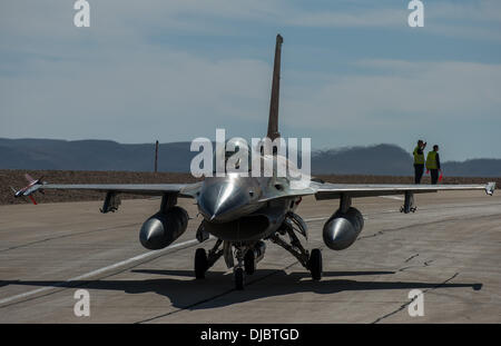 (131126) -- OVDA AIR BASE (Israele), nov. 26, 2013 (Xinhua) -- Un F-16 Falcon ritorna in un hangar dopo un esercizio di multinazionali a Ovda Air Base nel sud di Israele, su nov. 25, 2013. Un militare internazionale di esercizio è andato in marcia alta il lunedì come aeroplani militari da quattro nazioni ha tuonato continuamente al di fuori dell'Ovda Air Base nel sud di Israele. Piloti di caccia e la massa degli equipaggi provenienti dagli Stati Uniti, Italia e Grecia stanno partecipando in Bandiera Blu, il primo trapano multinazionale ospitata dalla forza aerea israeliana (IAF) poiché ha cominciato la formazione incrociata con controparti estere 15 anni fa. I piloti Foto Stock