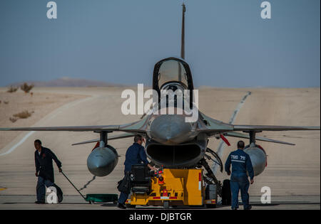 (131126) -- OVDA AIR BASE (Israele), nov. 26, 2013 (Xinhua) -- Una forza aerea israeliana (IAF) F-15 Eagle ritorna in un hangar dopo un esercizio di multinazionali a Ovda Air Base nel sud di Israele, su nov. 25, 2013. Un militare internazionale di esercizio è andato in marcia alta il lunedì come aeroplani militari da quattro nazioni ha tuonato continuamente al di fuori dell'Ovda Air Base nel sud di Israele. Piloti di caccia e la massa degli equipaggi provenienti dagli Stati Uniti, Italia e Grecia stanno partecipando in Bandiera Blu, il primo trapano multinazionale ospitata dalla forza aerea israeliana (IAF) poiché ha cominciato la formazione incrociata con la controparte straniera Foto Stock