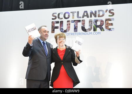 Glasgow, Scozia, GBR - 26 novembre: Il primo ministro Alex Salmond e il leader della SNP Nicola Sturgeon hanno lanciato martedì 26 novembre 2013 a Glasgow, Scozia, il Libro bianco del governo scozzese che delinea i loro piani di indipendenza. Il 18 settembre 2014 si terrà un referendum per decidere se la Scozia debba essere un paese indipendente. (Foto © David Gordon) Foto Stock