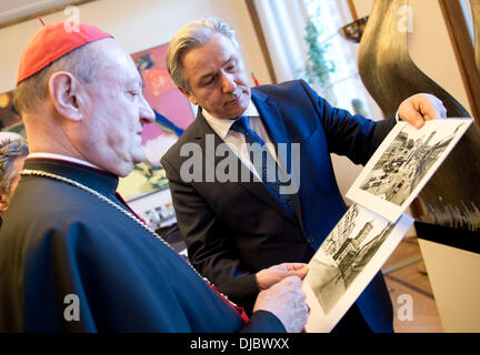 Berlino, Germania. 26 Nov, 2013. Che disciplinano il sindaco di Berlino Klaus Wowereit (SPD, R) mostra il Cardinale Gianfranco Ravasi, Presidente del Pontificio Consiglio per la cultura due foto storiche di Berlino in occasione della conferenza "Vorhof der Voelker'(lit. Il piazzale antistante di persone) di Berlino, Germania, 26 novembre 2013. A partire dal 2011 e su iniziativa di Benedetto XVI conferenze concentrandosi su questiones di religione e di credo sono tenuti in diverse città in tutto il mondo. Foto: BERND VON JUTRCZENKA/dpa/Alamy Live News Foto Stock