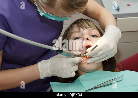 Dentista trapanati giovane ragazza dente Foto Stock