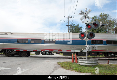 Passeggeri Amtrak treno passa passaggio a livello DeLand Florida USA Foto Stock