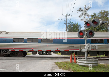 Passeggeri Amtrak treno passa passaggio a livello DeLand Florida USA Foto Stock