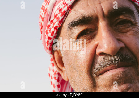 Ritratto di uomo arabo indossando un shemagh con il suo caratteristico colore rosso e bianco motivo a scacchi. Dubai, EAU. Foto Stock