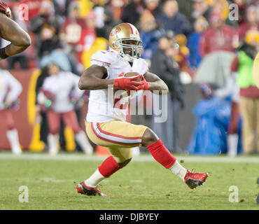 Landover, STATI UNITI D'AMERICA. 25 Nov, 2013. San Francisco 49ers running back Frank Gore porta la palla nel quarto trimestre azione contro Washington Redskins presso il campo di FedEx in Landover, STATI UNITI D'AMERICA, 25 novembre 2013. Foto: Ron Sachs / CNP/dpa/Alamy Live News Foto Stock