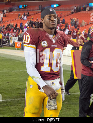 Landover, STATI UNITI D'AMERICA. 25 Nov, 2013. Washington Redskins quarterback Robert Griffin III lascia il campo dopo il suo team 27 - 6 perdita di San Francisco 49ers presso il campo di FedEx in Landover, STATI UNITI D'AMERICA, 25 novembre 2013. Foto: Ron Sachs/CNP/dpa/Alamy Live News Foto Stock