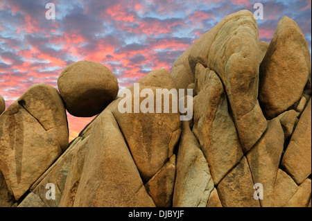 Bilanciamento del round rock. Joshua Tree National Park, California Foto Stock