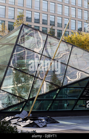 Replica gigante di un standard olimpici giavellotto, installato presso il Parco del Giubileo, Canary Wharf London Inghilterra England Foto Stock