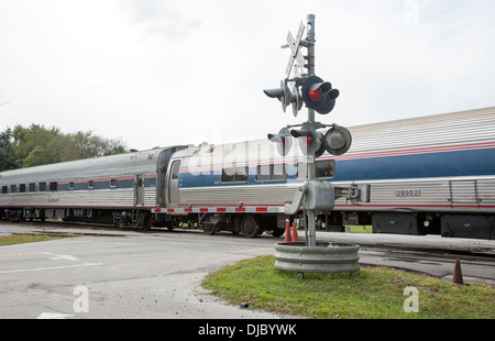 Passeggeri Amtrak treno passa passaggio a livello DeLand Florida USA Foto Stock