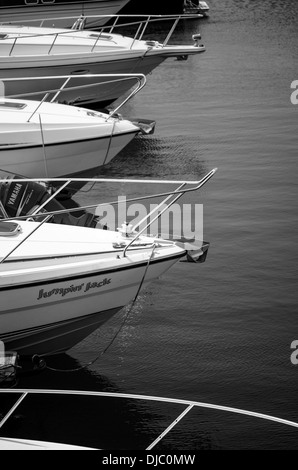 In bianco e nero di prua bianco yacht al porto, Guernsey Foto Stock