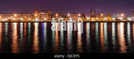 Deira skyline riflettendo sulle acque del Torrente di Dubai al crepuscolo. Dubai, EAU. Foto Stock