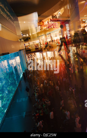 La folla di persone in piedi di fronte all'acquario all'interno del centro commerciale di Dubai. Foto Stock