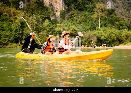 In canoa sul Nam Song River, Vang Vieng, Vientiane, Laos. Foto Stock