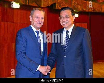 (131126) -- Bucarest, nov. 26, 2013 (Xinhua) -- il Premier cinese LI Keqiang (R) si riunisce con il Primo ministro polacco Donald Tusk a Bucarest, Romania, nov. 26, 2013. (Xinhua/Gong Bing) (mp) Foto Stock