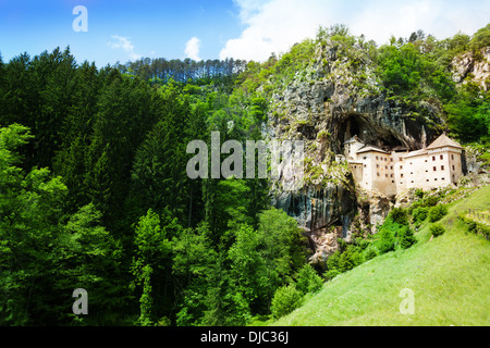 Montagna con Predjama costruire all'interno della grotta Foto Stock