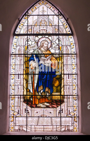 Vetrata con San Luca nel la chiesa di San Pietro a Sark REGNO UNITO Foto Stock