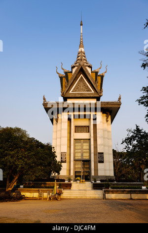 Memorial stupa al Killing Fields a Choeung Ek, Phnom Penh Cambogia. Foto Stock