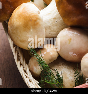 Il CEPS nel cesto preparato per la cottura sul tavolo Foto Stock