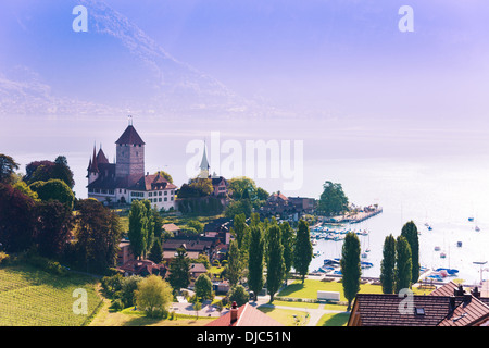 Il castello di Spiez sul lago di Thun panorama in Svizzera, vista dalla stazione ferroviaria Foto Stock