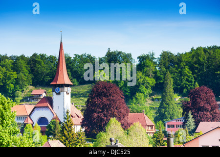 La Svizzera piccola chiesa nel villaggio di Spiez sul lago di Thun Foto Stock