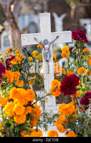 Un recinto decorato per il Giorno dei Morti festival presso il vecchio cimitero Ottobre 31, 2013 in Xoxocotlan, Messico. Foto Stock