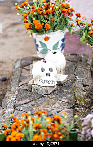 Cranio di decorazioni su un recinto per il Giorno dei Morti festival presso il vecchio cimitero Ottobre 31, 2013 in Xoxocotlan, Messico. Foto Stock