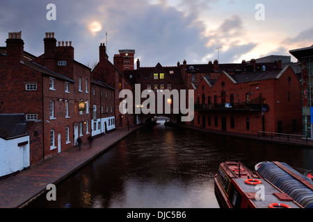 Narrowboats ormeggiata in Gas Street Basin, Worcester e canale di Birmingham, Birmingham City, West Midlands, England, Regno Unito Foto Stock