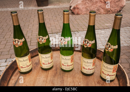 Elk213-2077 Francia, Alsazia, Ribeauville, Alsaziano bottiglie di vino Foto Stock