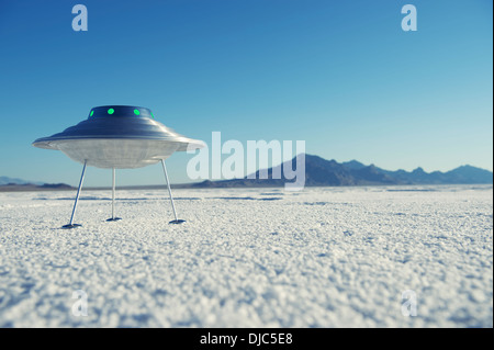 Argento metallico Flying Saucer UFO sbarcati sulla dura bianco deserto paesaggio planet Foto Stock