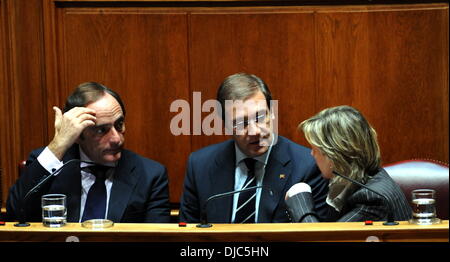 Lisbona, Portogallo. 26 Nov, 2013. Il portoghese il Vice Primo Ministro Paulo Portas (L), il Primo ministro portoghese Pedro Passos Coelho (C) e il ministro delle Finanze Maria Luis Albuquerque prendere parte a una sessione del Parlamento a votare il governo 2014 progetto di bilancio a Lisbona, Portogallo, nov. 26, 2013. Il Parlamento portoghese ha adottato martedì la dura 2014 progetto di bilancio per salvare il bailout paese circa 3,9 miliardi di euro (5,29 dollari USA) attraverso tagli di spesa e aumento delle imposte nel mezzo di una forte protesta. Credito: Zhang Liyun/Xinhua/Alamy Live News Foto Stock