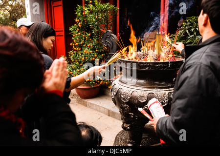 Barenatura incenso presso il Ngoc Son tempio sul lago Hoan Kiem, Hanoi, Vietnam. Foto Stock