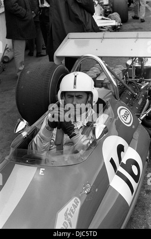 Indossando il USAF-stile pilota di elicottero del casco Jack Brabham in un Brabham-Cosworth BT33.Brands Hatch, Inghilterra, 22 marzo 1970. Foto Stock