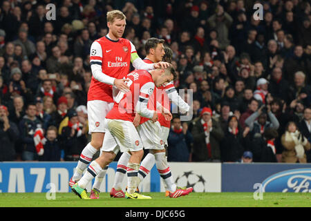 Londra, Regno Unito. 26 Nov, 2013. Arsenal Per Mertesacker si congratula dell'Arsenal Jack Wilshere dopo ha segnato il secondo obiettivo durante la UEFA Champions League match tra Arsenal da Inghilterra e Olympique De Marseille dalla Francia ha suonato presso l'Emirates Stadium, su Novemer 26, 2013 a Londra, Inghilterra. Credito: Mitchell Gunn/ESPA/Alamy Live News Foto Stock