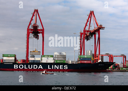 Contenitori essendo sbarcato da una nave Foto Stock