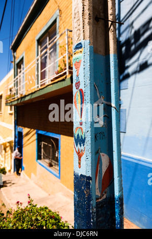 Street Art - dipinti di palloncini ad aria calda su un lampione a Valparaiso, Cile. Foto Stock