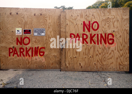 Nessun segno di parcheggio sul cancello di legno Foto Stock