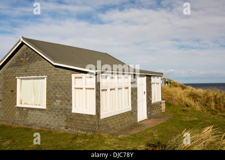 Chalets costruiti nelle dune di sabbia a bassa Newton al mare sulla costa northumberlands, UK. Foto Stock