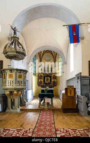 Cisnadie, Romania. Chiesa fortificata in Transilvania, con altare medievale architettura dettagli all'interno. Foto Stock