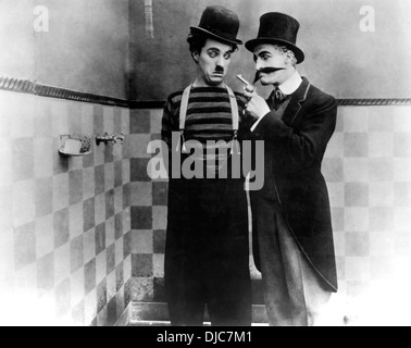 Charlie Chaplin e Leone Bianco sul set del film, il Campione del Mondo 1915 Foto Stock