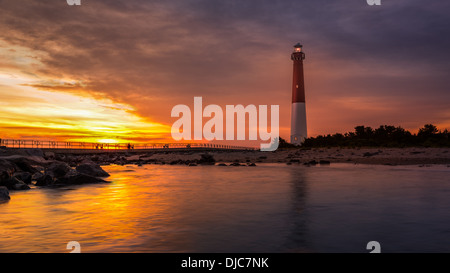 Barnegat Lighthouse al tramonto. Barnegat Lighhouse è un punto di riferimento storico situato sulla punta settentrionale della spiaggia di Long Island. Foto Stock