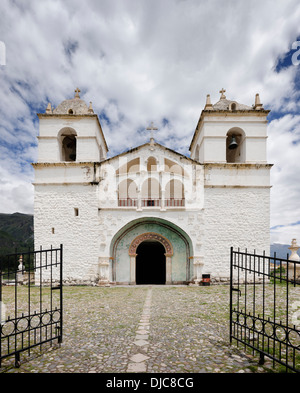 Chiesa di Maca nel villaggio di Maca nella valle di Colca, a nord di Arequipa, Perù. Foto Stock