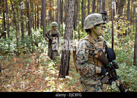 US marina il PFC. Christina Fuentes Montenegro durante la fanteria campo integrato Esercizio Novembre 15, 2013 a Camp Geiger, N.C. Il Montenegro è uno dei tre Marines femmina per essere la prima donna a laurearsi fanteria training su Novembre 21, 2013. Foto Stock