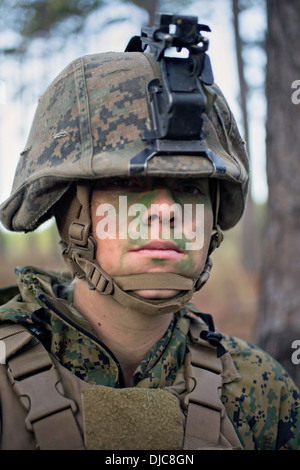 US marina il PFC. Julia Carroll durante la fanteria campo integrato Esercizio Novembre 15, 2013 a Camp Geiger, N.C. Il Montenegro è uno dei tre Marines femmina per essere la prima donna a laurearsi fanteria training su Novembre 21, 2013. Foto Stock