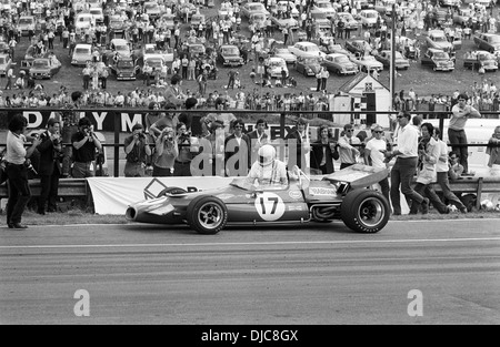 Jack Brabham si arrampica dal suo Brabham-Cosworth BT33 nel disgusto, British GP, Brands Hatch, Inghilterra 1970. Foto Stock