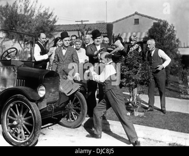 Stan Laurel e Oliver Hardy e James Finlayson sul set del film, il grande business, 1929 Foto Stock