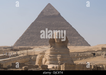 La Grande Sfinge di Giza con la piramide di Khaefre (o khephren) dietro. L'Egitto. Foto Stock