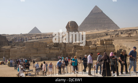 La Grande Sfinge di Giza con la piramide di Khaefre (o khephren) Diritto & piramide di Menkaure (o Mykerinus) sinistro, Egitto. Foto Stock